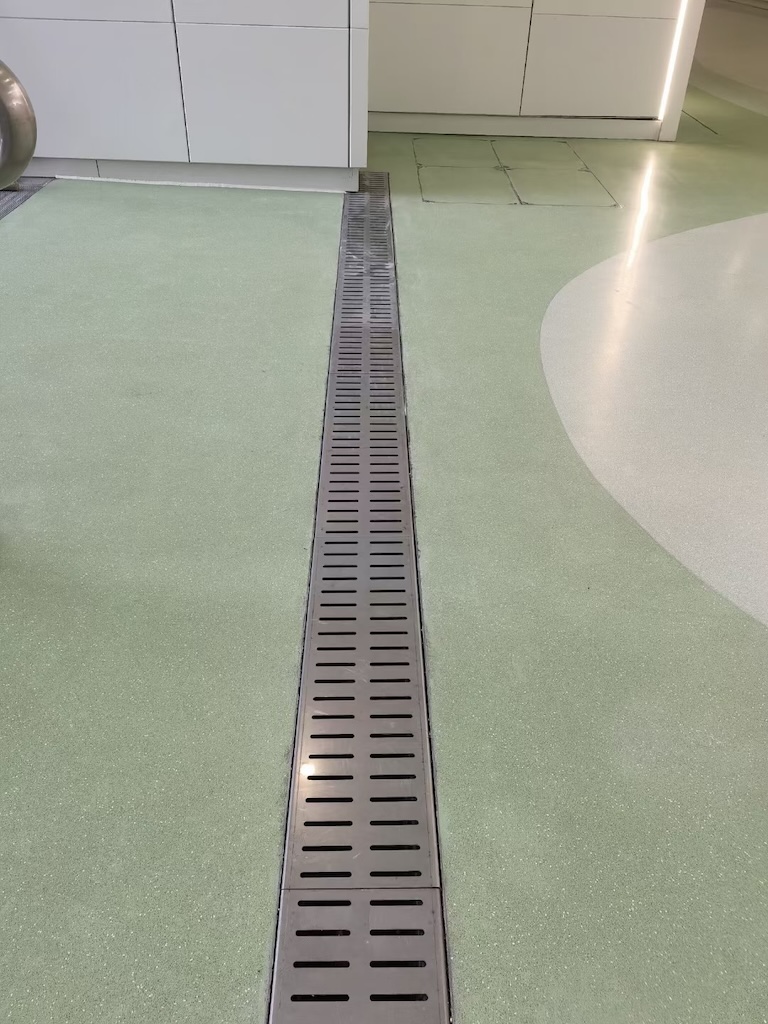 Plastic drain grate fitted to a linear drainage system for surface water management
